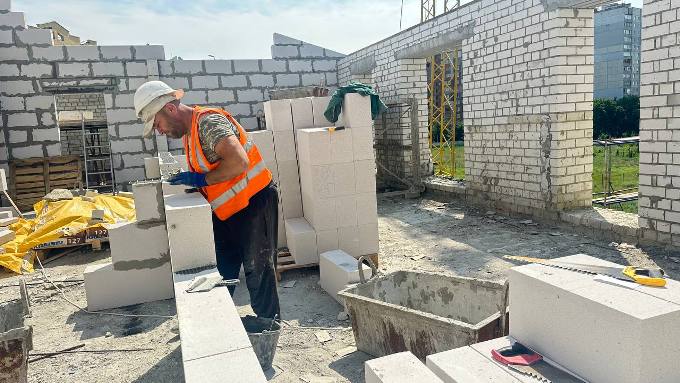 У Харкові відновлюють житловий будинок у Київському районі після обстрілу